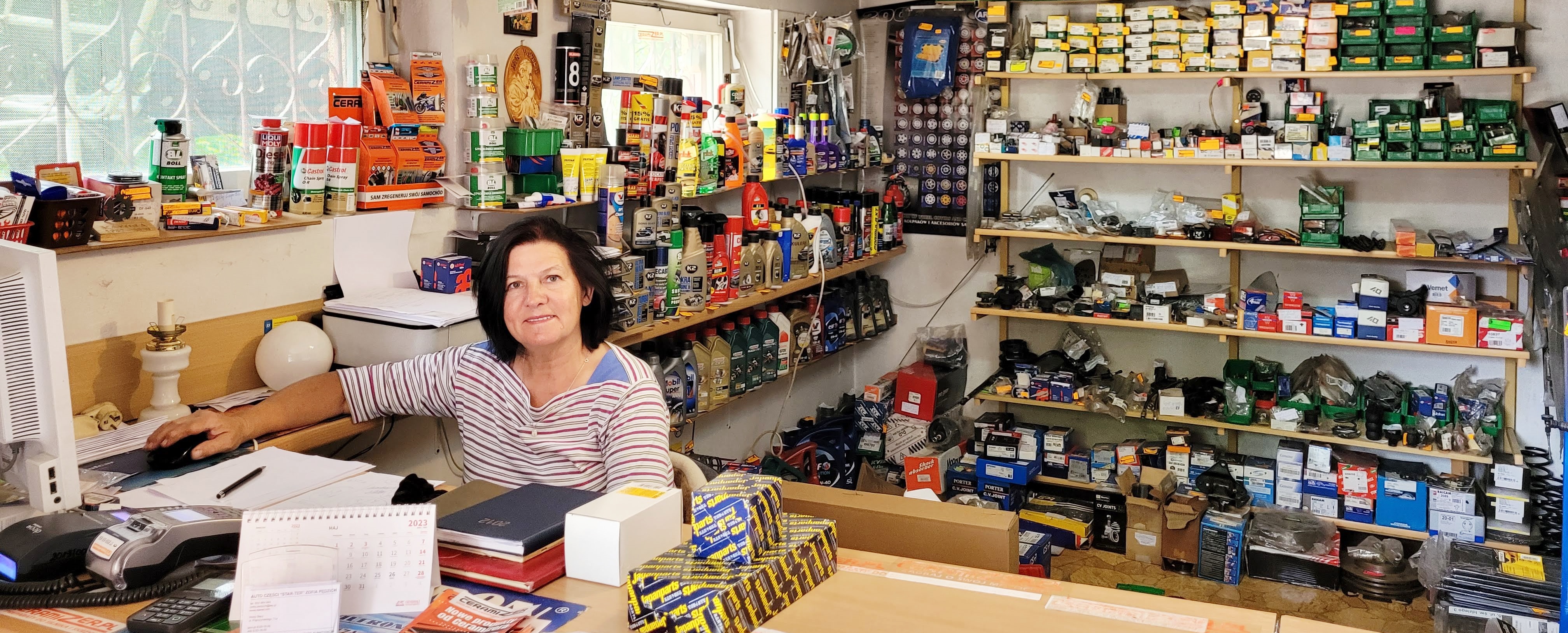 Wnętrze sklepu z właścicielką